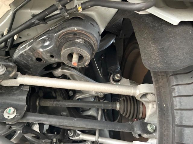 お車を安心してお乗りいただく為には、足回りの定期点検が欠かせません。サービスサポート（有償保証）では無料点検もご提供しており、安心のカーライフをお過ごしいただけるサポート体制が整っています。