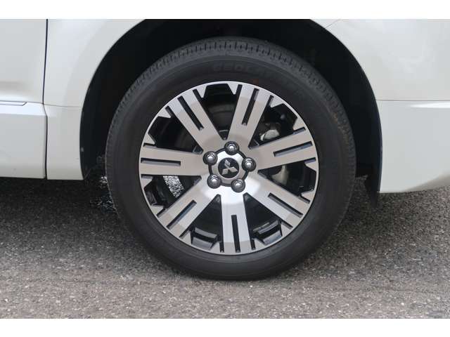 タイヤサイズ 225/55R-18　純正アルミホイール。