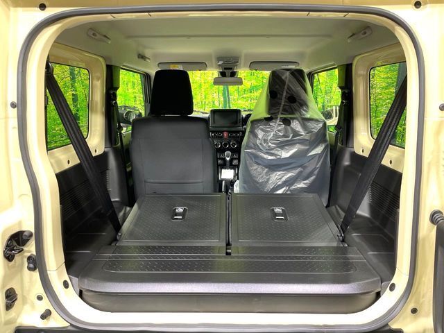 普段のお買い物や通勤、送迎等に十分な荷室スペースを確保しております。セカンドシートを倒すと、大きな荷物の積載も可能です♪