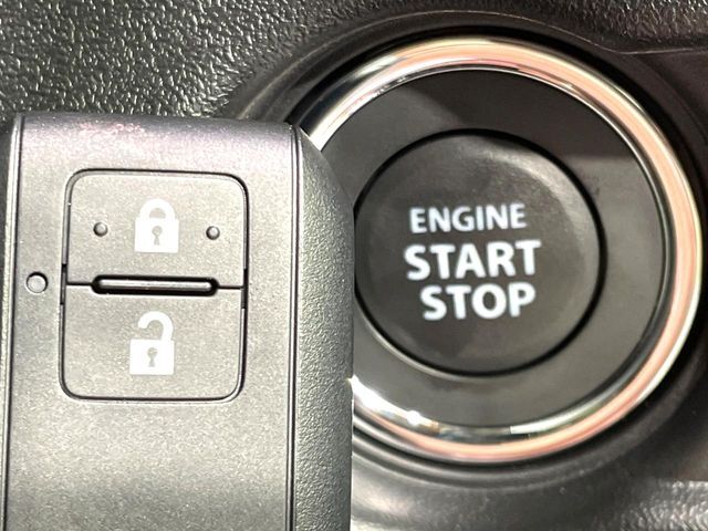 【キーレス】少し離れた場所からでもボタン一つでドアの開錠・施錠ができるのでとっても便利！ドアの鍵穴周りに傷をつけることもありません♪