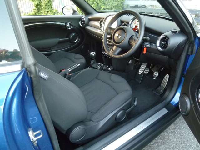 充実装備車！6速M・ブラックインナーキセノンヘッドライト・プッシュスタート・パーキングセンサー・ETC・電動リアウィング・ドライブレコーダーを装備しています！