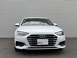 日本人デザイナーの発案によって2005年から採用されている、「シングルフレームグリル」。ひと目でAudiとわかる象徴的なデザインはAudiのブランドイメージを確立しています。