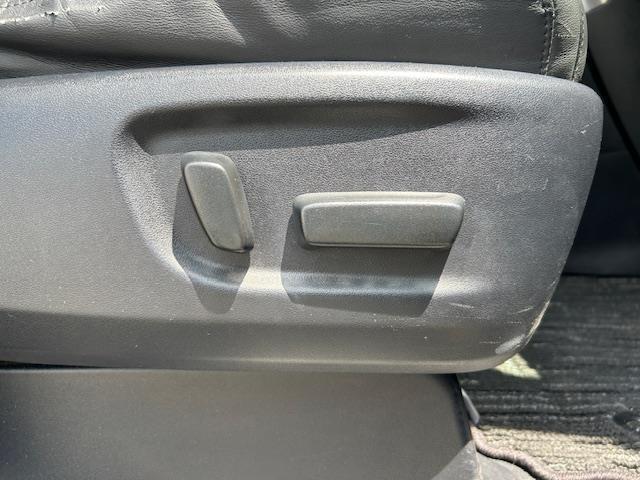 【運転席】座り心地が良いシートなので長時間の運転でも快適にお過ごしいただけます。新品のフロアマットのご注文も可能です。掲載箇所以外にご希望の写真がございましたらお気軽にお問い合わせ下さい。