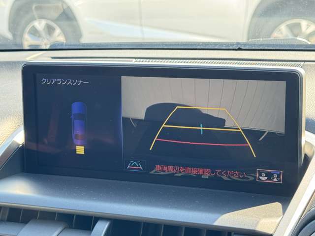 【バックカメラ】駐車時に後方がリアルタイム映像で確認できます。大型商業施設や立体駐車場での駐車時や、夜間のバック時に大活躍！運転スキルに関わらず、今や必須となった装備のひとつです！