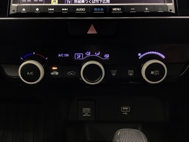 オートエアコン付きです！お好みの温度をセットするだけでエアコンの風量などを自動でコントロール。快適な車内でお過ごしいただけます。