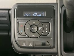 【オートエアコン】一度お好みの温度に設定すれば、車内の温度を検知し風量や温度を自動で調整。暑い…寒い…と何度もスイッチ操作をする必要はありません。快適な車内空間には必須の機能ですね♪