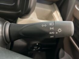 【オートライト】周りの明るさに応じて自動でヘッドライトの点灯・消灯ができる機能です！ライトの付け忘れ・消し忘れなどが無くなり、雨の日や夕方の走行も安心！トンネル通過時も便利ですね