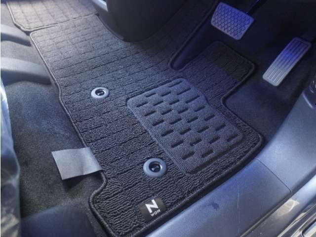 Honda認定中古車に新品の純正フロアマットを装着しました。気分よくドライブをお楽しみいただけます♪