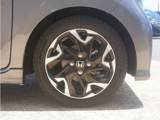 アルミホイール装着車です！これで足元まわりもおしゃれにきまります！