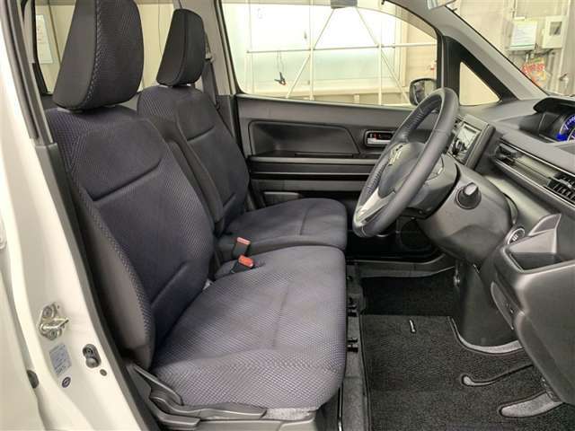 見えないところまで美しく、室内からエンジンルームまで徹底的に洗浄。「まるごとクリーニング」実施済み！