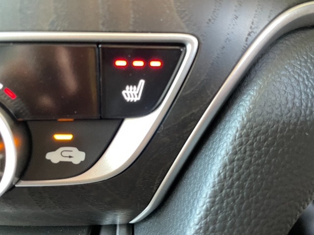 エアコンスイッチ横にシートヒーターのスイッチがついています。