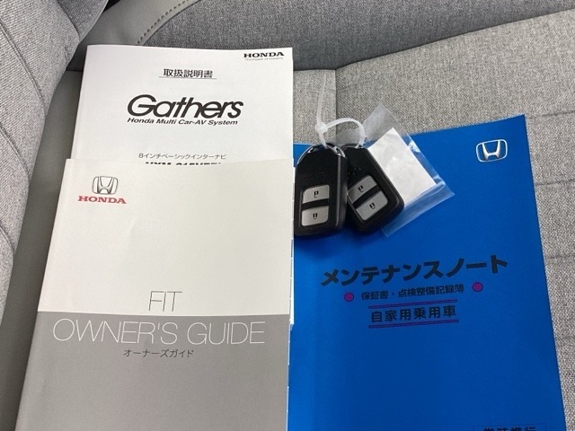 メンテナンスノート【整備記録簿】、取説も揃ってます。スマートキーはバッグなどにしまったままボタン操作でエンジンの始動・停止ができて大変便利です。