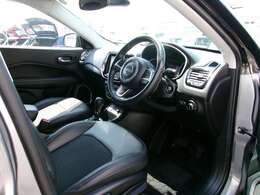 ブラックが基調のスタイリッシュな車内です♪