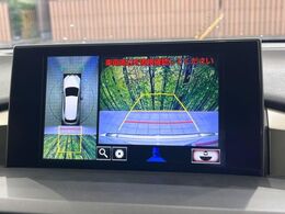 【パノラミックビューモニター】専用のカメラにより、上から見下ろしたような視点で360度クルマの周囲を確認することができます☆死角部分も確認しやすく、狭い場所での切り返しや駐車もスムーズに行えます。