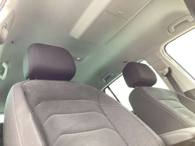 天井とフロントシートの様子です