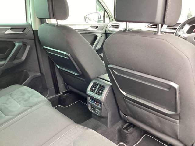 リアシートバックテーブル（収納状態）