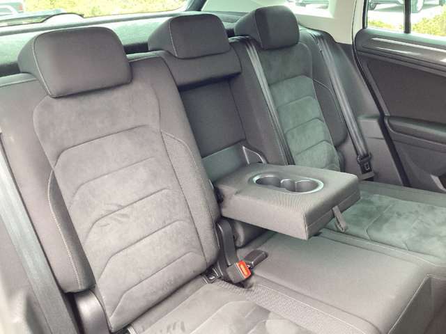 リアシートには収納式アームレストがあります。