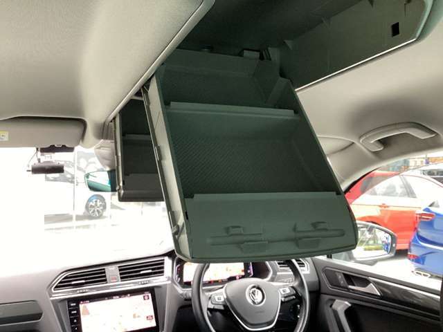 天井には小物入れが多数