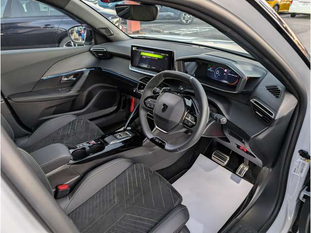 運転席周辺は、プジョー独自の設計思想が生み出した『i-Cockpit』