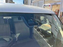 複眼式カメラが人や車両を検知し、衝突の回避支援・被害軽減につとめます。その他誤発進抑制制御機能や先行車発進お知らせ機能もございます☆