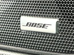 【BOSEサウンドシステム】メーカーオプションの高品位サウンドシステムを搭載。専用のチューニングが施された大小様々なスピーカーから良質なサウンドが奏でられ、臨場感あふれる音響空間を演出します。