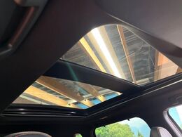 【サンルーフ】開放感たっぷりの希少装備、サンルーフが装着されています！車内に明かりを取り入れたり景色を楽しむ以外にも、車内の空気も簡単に換気できて快適です！