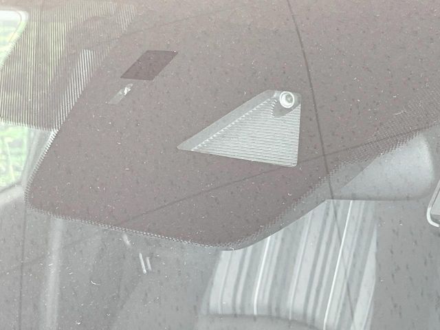 【i-ACTIVESENSE】走行中に前方の車両等を認識し、衝突しそうな時は警報とブレーキで衝突回避と被害軽減をアシスト。より安全にドライブをお楽しみいただけます。