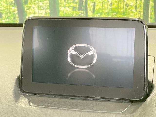 【マツダコネクト】車内の雰囲気にマッチした一体型タイプのディスプレイ。各種車輌設定やBluetooth再生等、様々な機能が楽しめます。専用SDカードのご購入で、ナビ機能も使用出来ます。