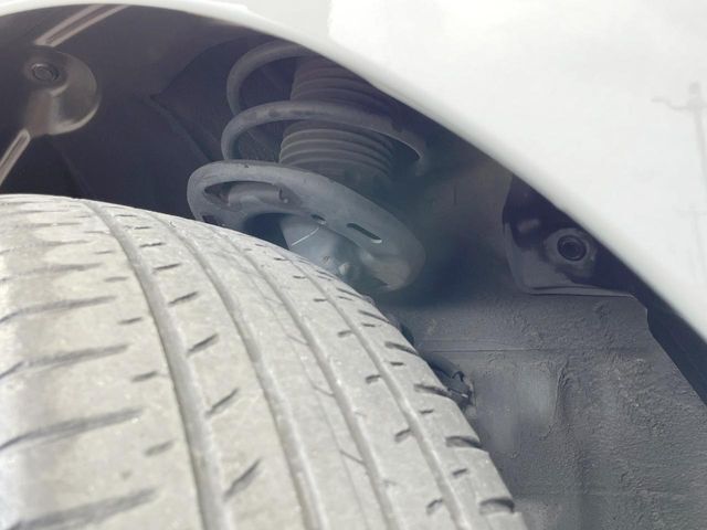 お車を安心してお乗りいただく為には、足回りの定期点検が欠かせません。サービスサポート（有償保証）では無料点検もご提供しており、安心のカーライフをお過ごしいただけるサポート体制が整っています。