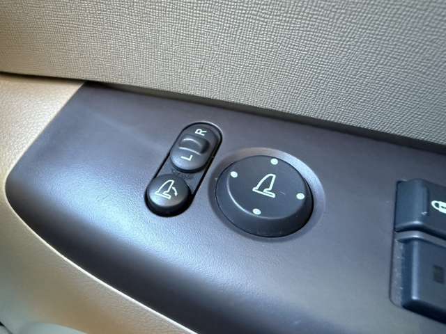 【電動格納ミラー】ボタン一つでミラーの開閉が可能。お好みの位置に微調整して安全運転出来ますね♪