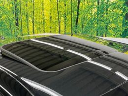【サンルーフ】開放感たっぷりの希少装備、サンルーフが装着されています！車内に明かりを取り入れたり景色を楽しむ以外にも、車内の空気も簡単に換気できて快適です！