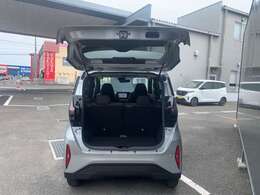 4名乗車時のラゲッジルーム。