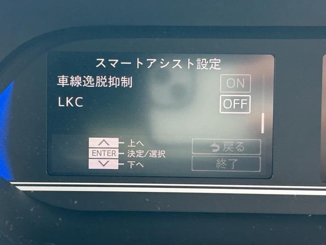 【　レーンアシスト　】走行中に居眠り・わき見等で不意に車線を横切った場合、警報やハンドルへの振動などで危険を教えてくれます♪