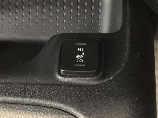 【シートヒーター】　シートヒーター付いてます♪エアコンより先に温まるので冬場の運転も快適です♪
