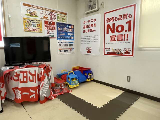 店内にはキッズルームもございます。お子様連れのお客様も安心して車選びが出来ます♪お子様にはピックアップトラックが人気です