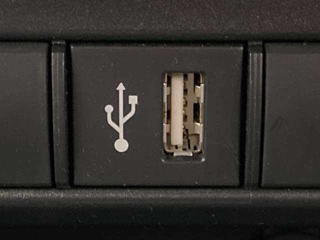 こちらのクルマはUSB接続コネクタも装備されています♪スマホの充電などにお使い下さい。ご旅行中での充電切れも、これなら心配いりませんね！