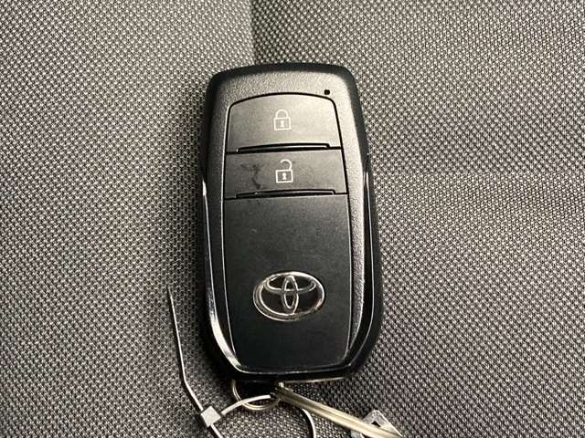 今のクルマには当然のように付いていますが、やっぱりあると便利なスマートキー。ボタン一つでクルマの鍵の開閉が可能です。