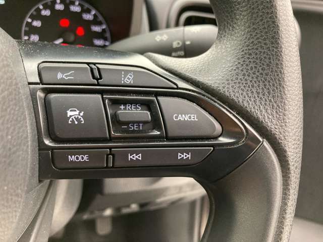 前方の車との車間を設定し、スピードを上げたり緩めたりを自動で行ってくれる追尾式の「レーダークルーズ」。上級装備の一つです！高級車にしかつかない嬉しい機能です。