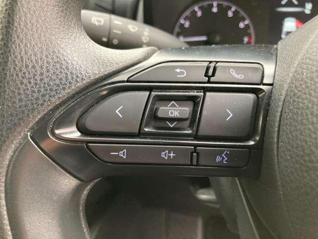 運転中、オーディオの操作をしてて、ハッとしたことはありませんか？ステアリングスイッチは、運転中でもハンドルでオーディオの操作が可能です。安全なドライブをサポートします。