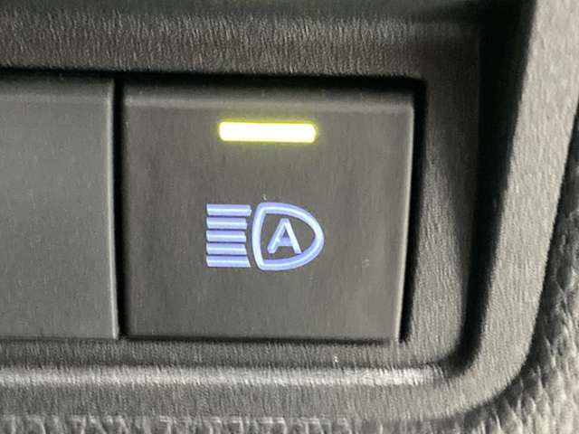 対向車がいないとき、見通しの悪い道路は暗くて怖いですよね。。。こちらのクルマはオートマチックハイビーム搭載です！対向車の有無で自動でハイ・ロウビームに切り替えます。