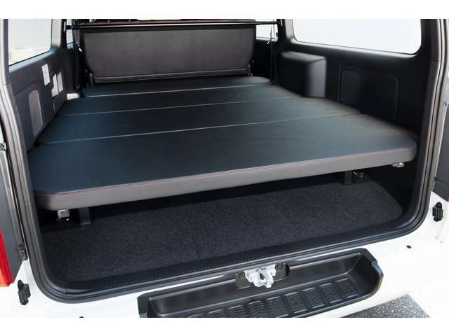 GRAVISオリジナルベッドキットを装着済み。車中泊に最適なロータイプベッドキット。カラーも変更可能です！