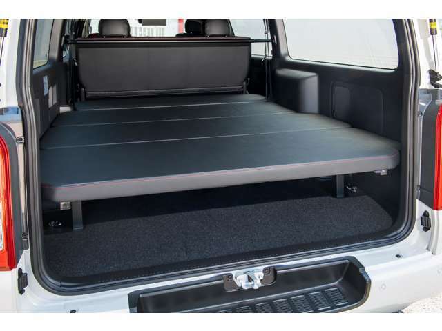 GRAVISオリジナルベッドキットを装着済み。車中泊に最適なロータイプベッドキット。カラーも変更可能です！