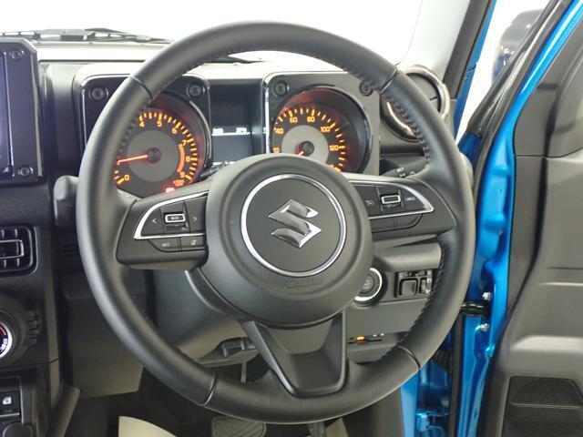 本革巻きのステアリングホイールが　車内に高級感をプラスします。手になじみ、運転しやすいです。