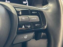 【レーダークルーズコントロール】装備車両です。レーダーやカメラを使って前を走るクルマの状況を検知して速度を調整してくれます。遠距離ドライブの高速道路などでは大活躍で疲労軽減に役立ちます。