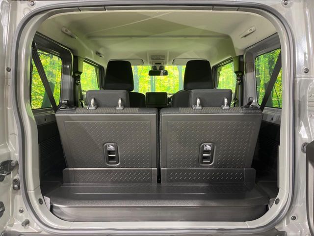 普段のお買い物や通勤、送迎等に十分な荷室スペースを確保しております。セカンドシートを倒すと、大きな荷物の積載も可能です♪