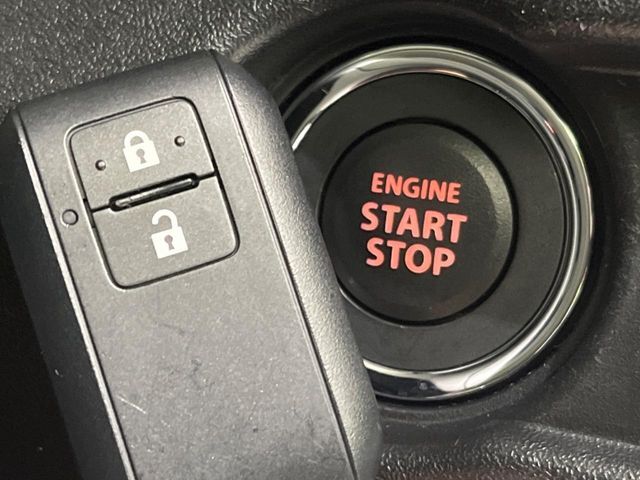 【キーレススタートシステム】カバンやポケットに入れたままでもドアの施錠・解錠が可能なスマートキーを装備。エンジンのオン・オフ時もカギを取り出す必要が無いからとっても便利です♪