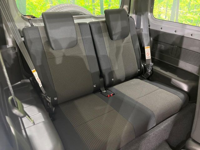 後部座席も気になるようなキズ・汚れやへたり等、大きなダメージはなく、良好な状態です。