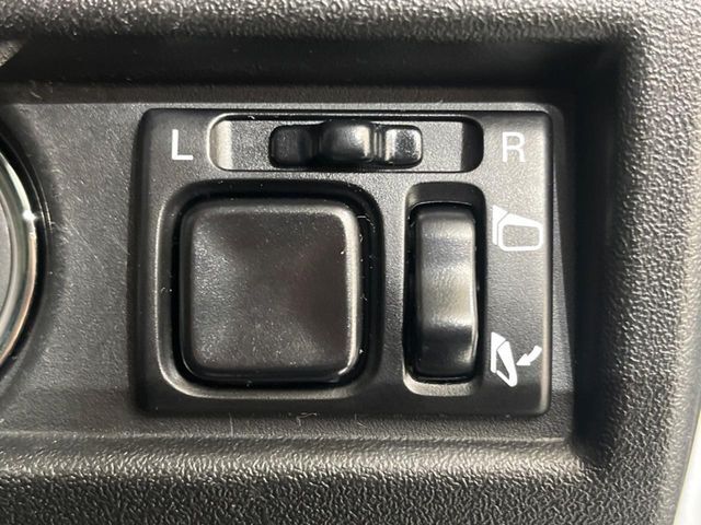 【電動格納ミラー】サイドミラーは電動格納式となっており、狭い駐車場でもキズがつくリスクを抑えられます。