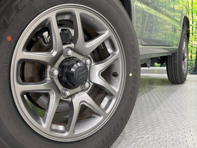 【純正アルミホイール】外観にマッチした純正アルミホイールを装着しております。各種社外アルミホイールや、スタッドレスタイヤも取扱いしております。是非ご相談ください♪