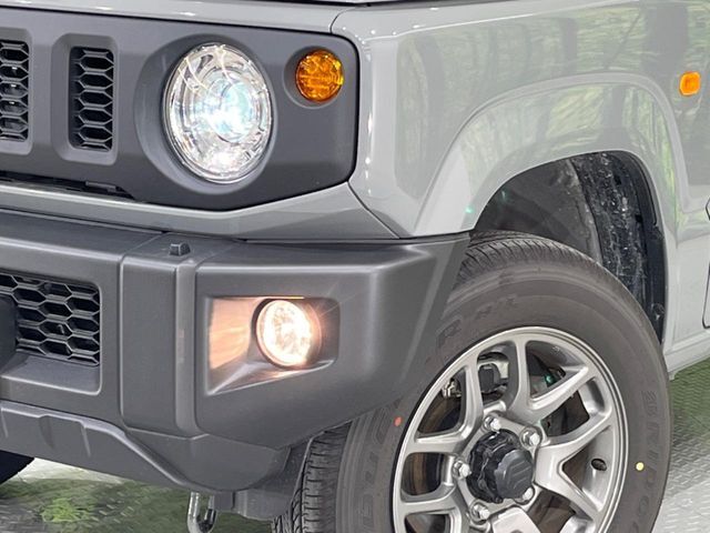 【LEDヘッドライト】悪天候や夜間走行時も良好な視界を確保し安心して運転できる高輝度LEDヘッドライトを装備！点灯速度が早く、消費電力も抑えられています。